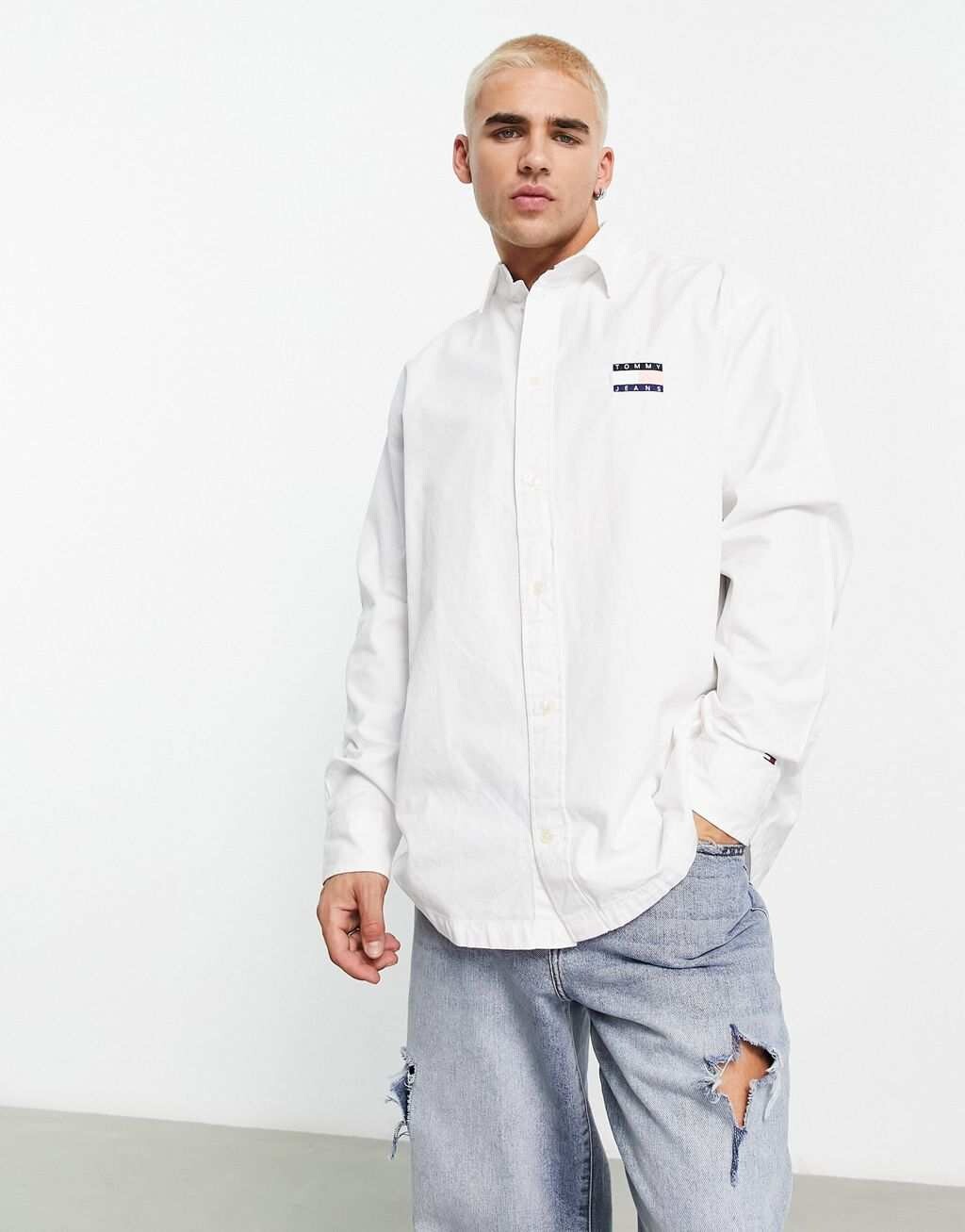 

Белая объемная рубашка с длинными рукавами и логотипом Tommy Jeans