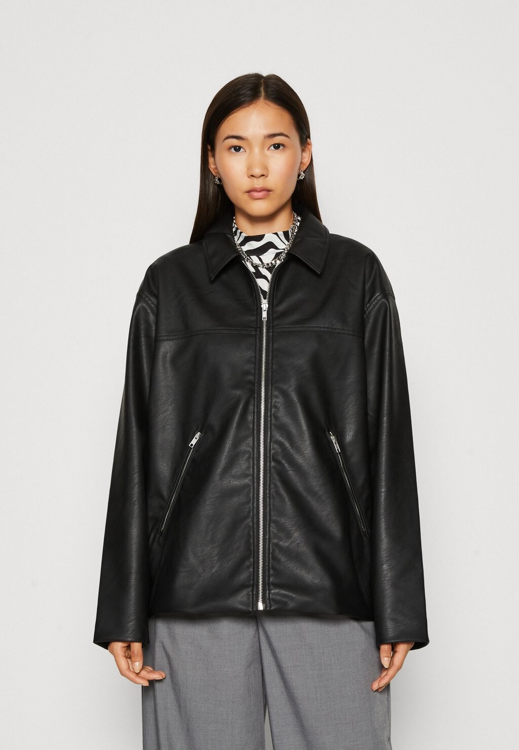

Куртка из синтетической кожи Monki, цвет black dark