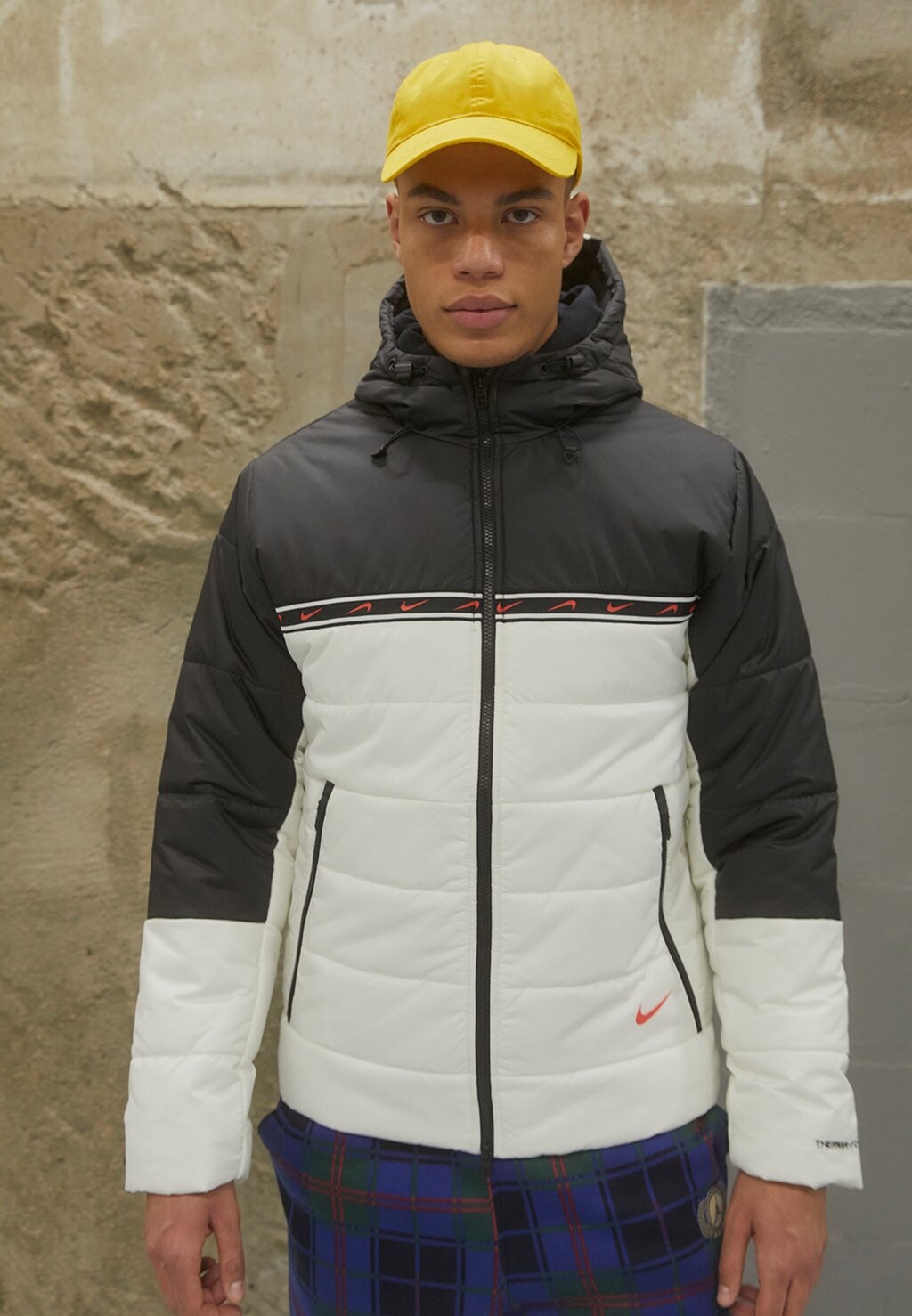 

Куртка Nike REPEAT, цвет sail/black/light crimson