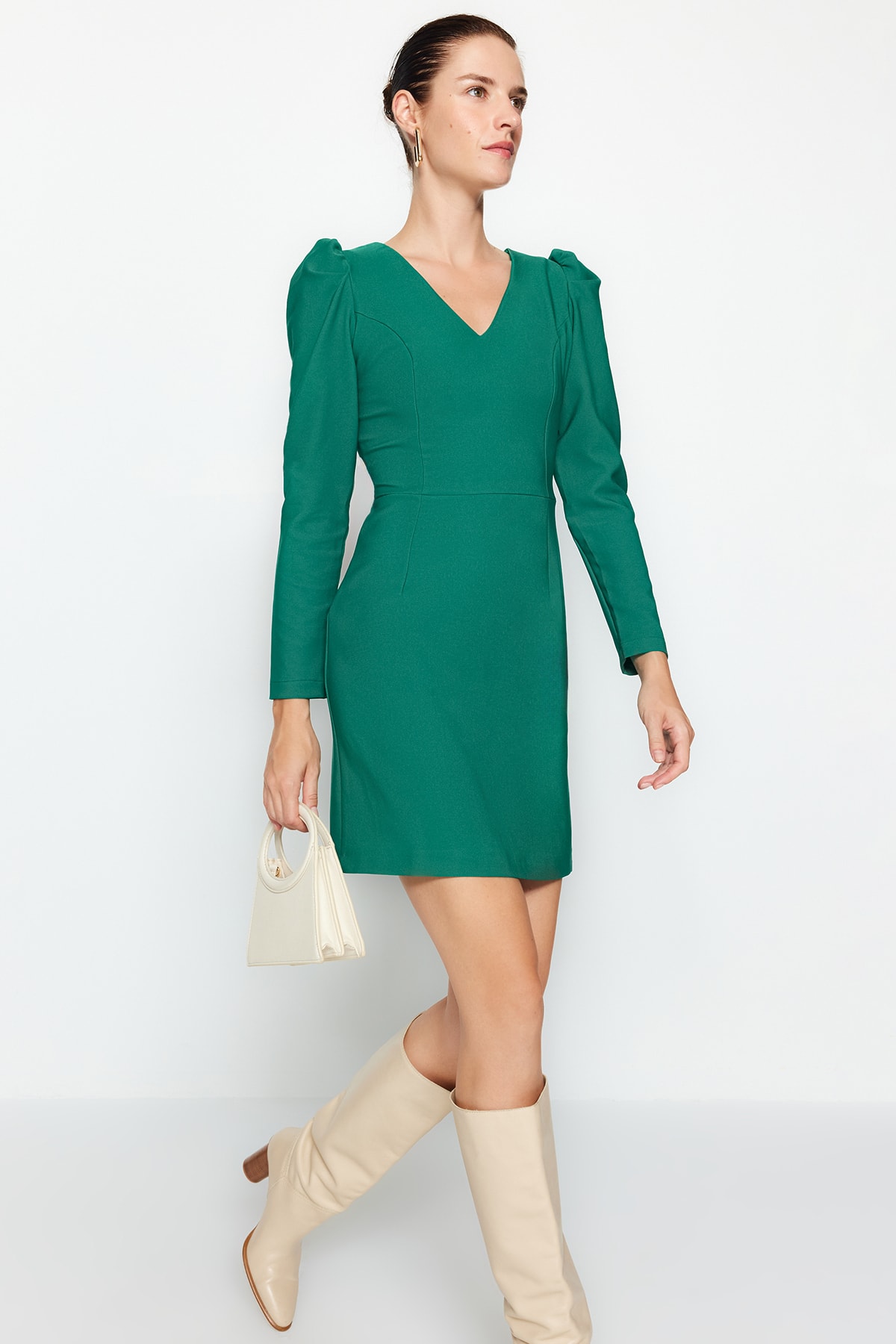 Платье Trendyol с V-образным вырезом, зеленый
