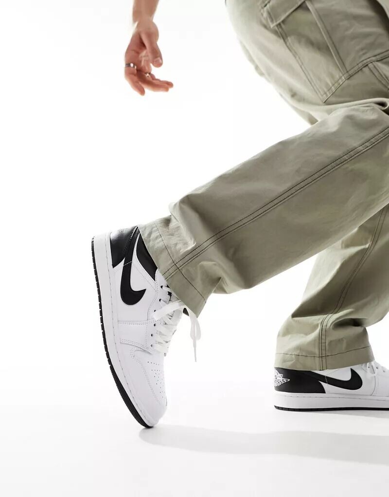 

Бело-черные низкие кеды Air Jordan 1