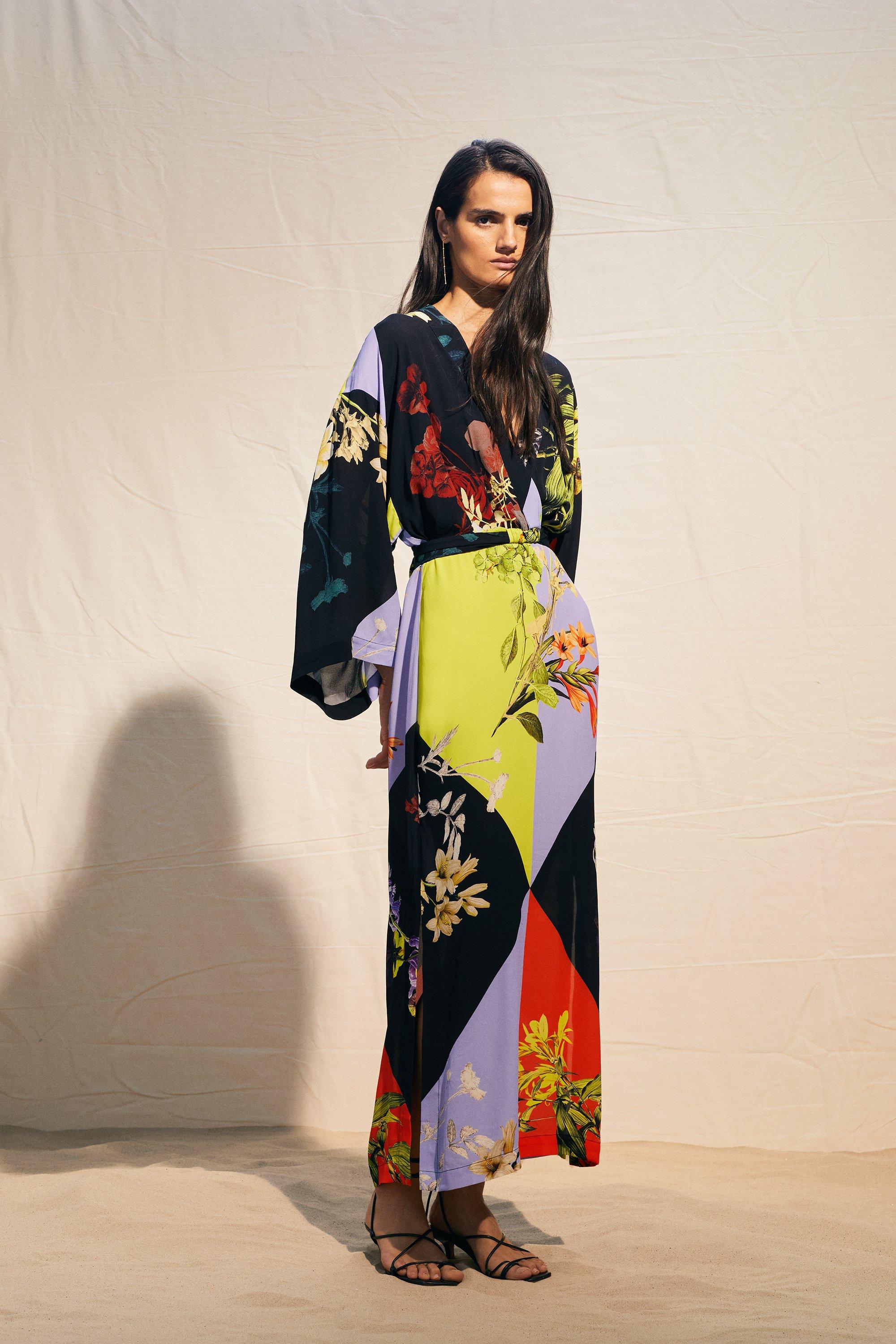 Тканое платье миди-кимоно с цветными блоками и цветочным принтом Karen Millen, мультиколор тканая блузка кимоно с цветочным принтом karen millen розовый