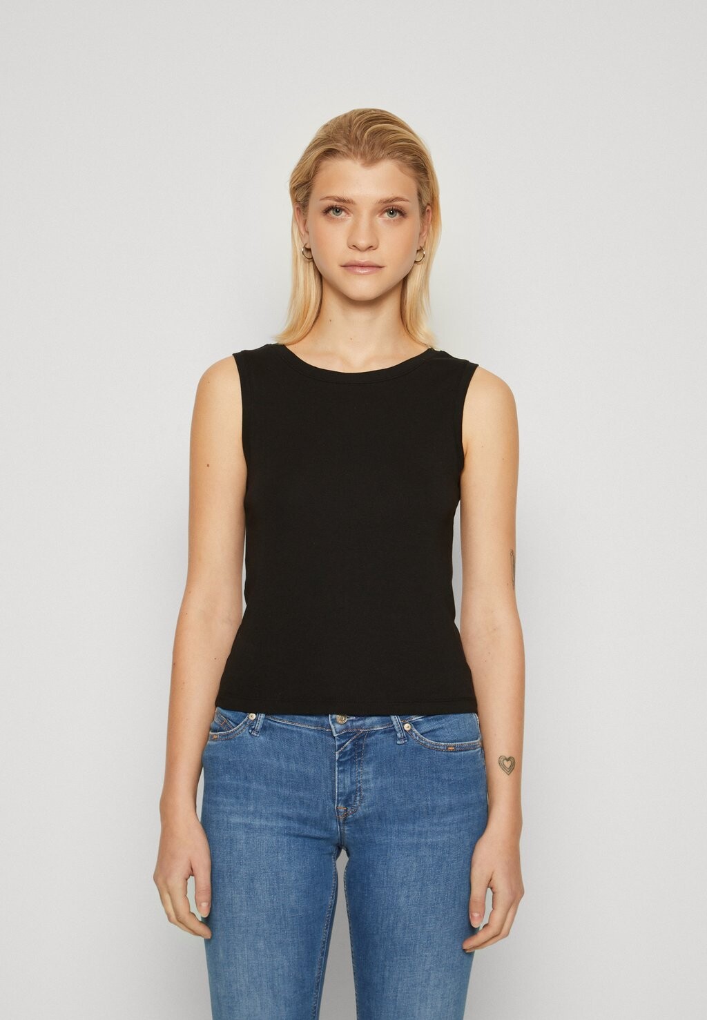 

Топ GAP, цвет black