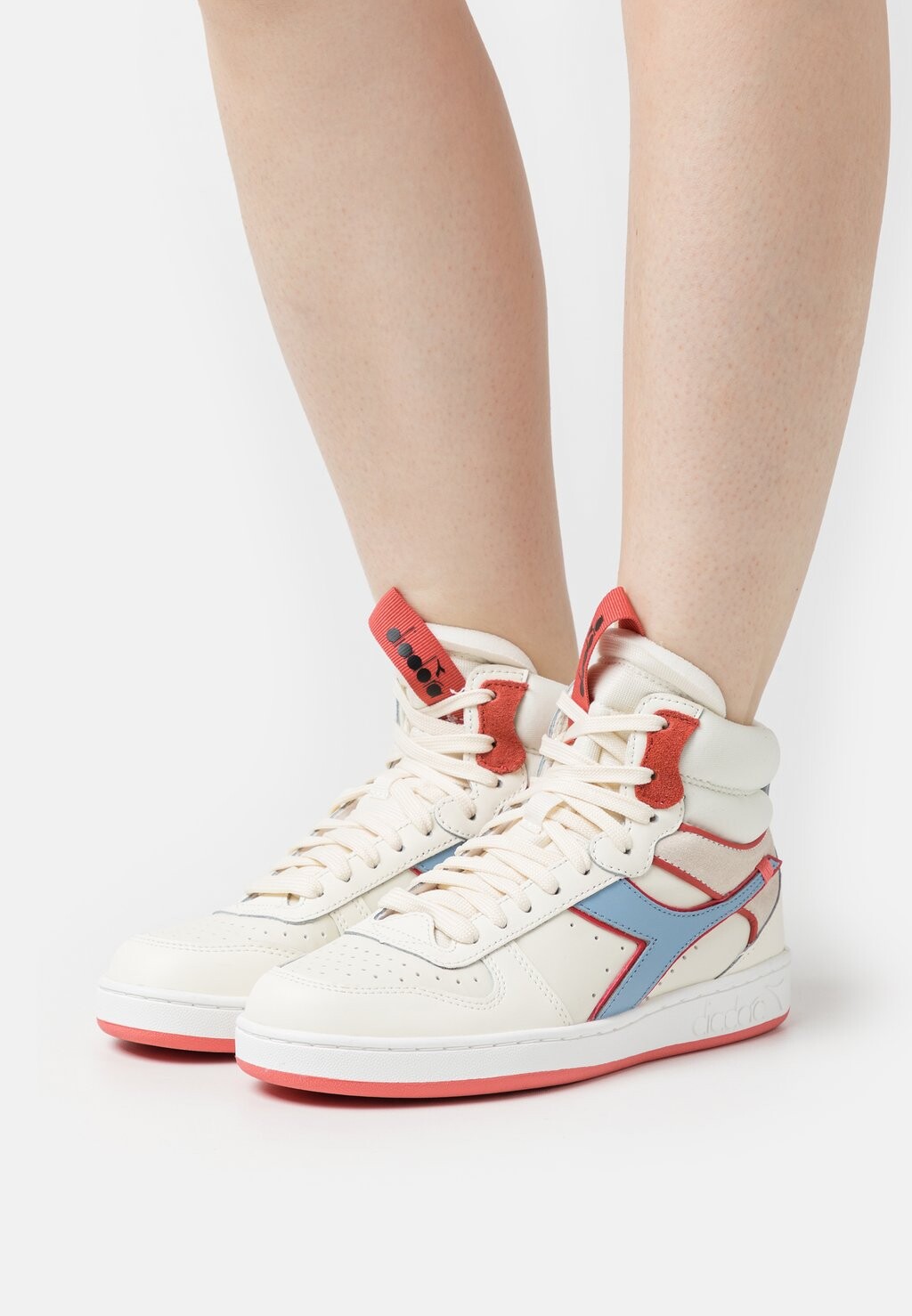 

Высокие кроссовки Diadora