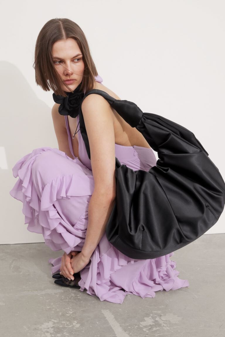 

Большая атласная сумка через плечо и другие истории H&M, черный