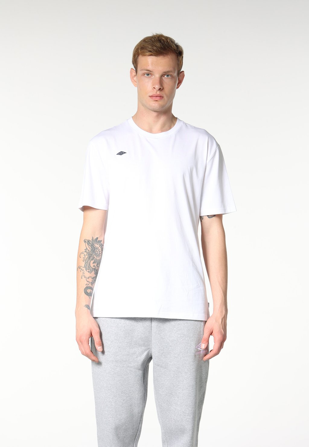 цена Базовая футболка Umbro, белая