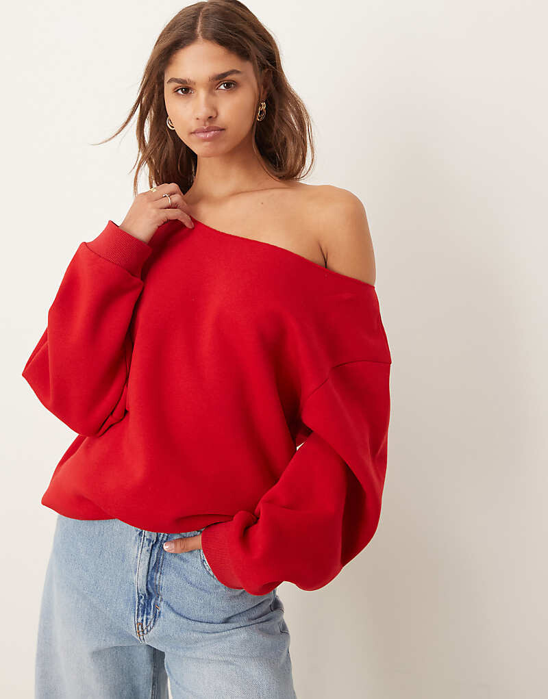 

ASOS DESIGN – красный свободный свитер с открытым плечом
