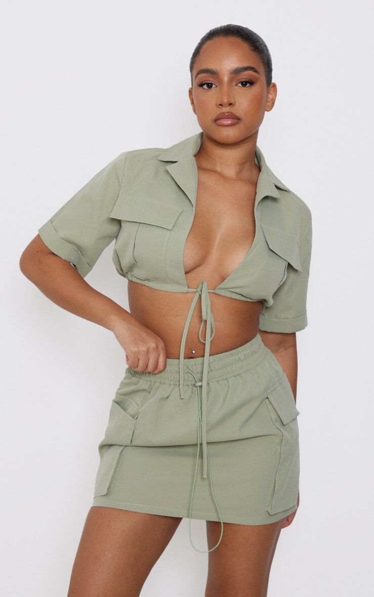 

PrettyLittleThing Зеленая укороченная рубашка с завязкой спереди Petite Sage