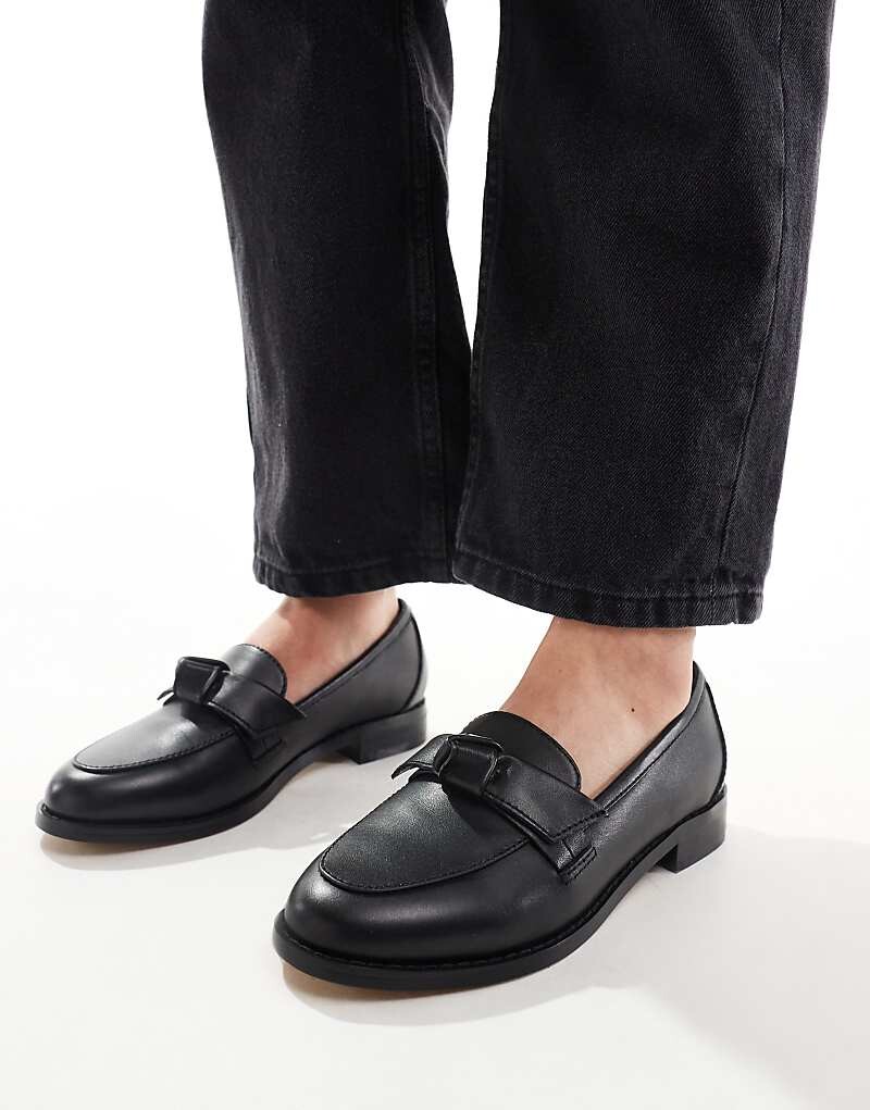 

schuh – Lula – Черные кожаные лоферы с бантиками