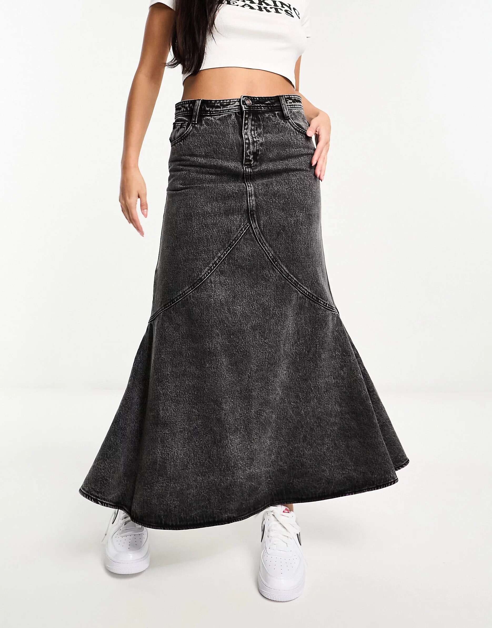 черная джинсовая юбка миди со швами urban revivo Черная джинсовая юбка миди со швами Urban Revivo