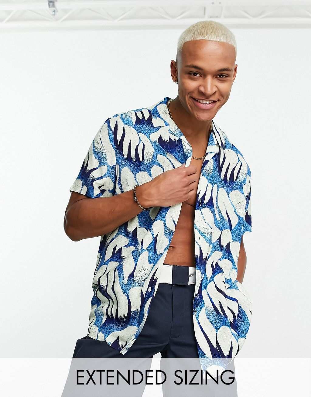 

Свободная рубашка синего фактурного животного принта ASOS DESIGN Revere