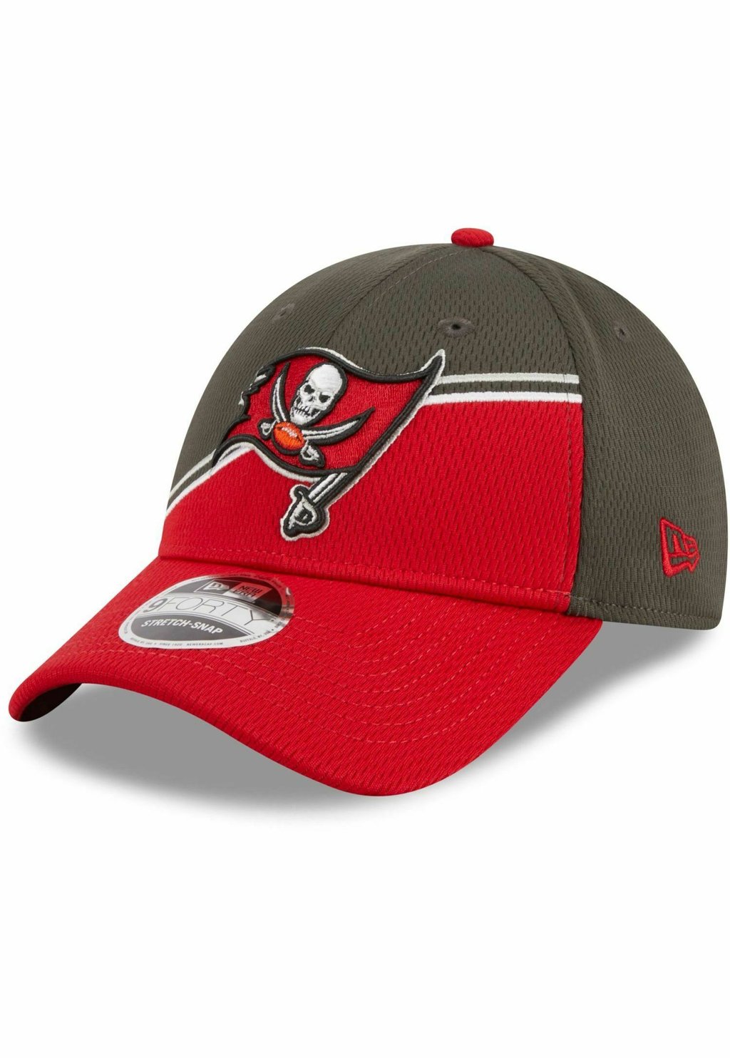 gammarus amphipod olive  red 12 Бейсболка 9FORTY SIDELINE 2023 TAMPA BAY BUCCANEERS New Era, цвет red olive