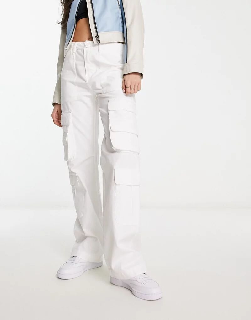 Белые брюки карго с множеством карманов Pull&Bear