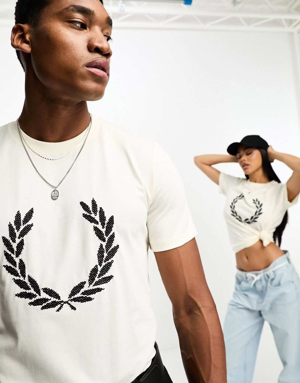 

Кремовая футболка унисекс с вышивкой крестиком и венком Fred Perry