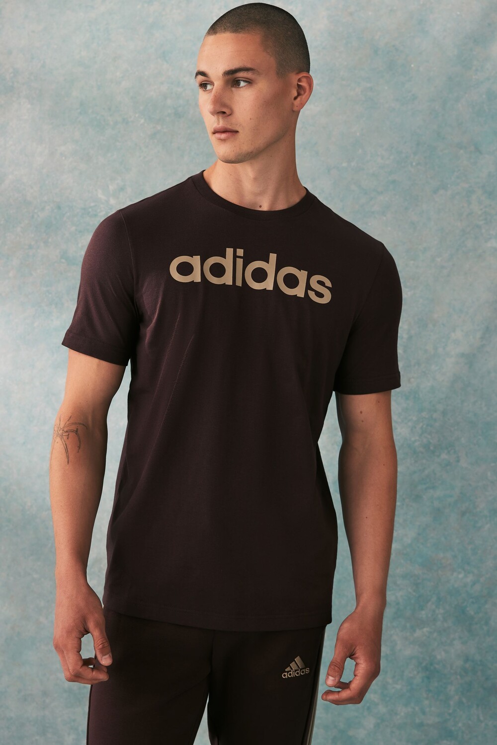 

Футболка из 100% хлопка, одинарный трикотаж, линейный вышитый логотип Adidas, коричневый