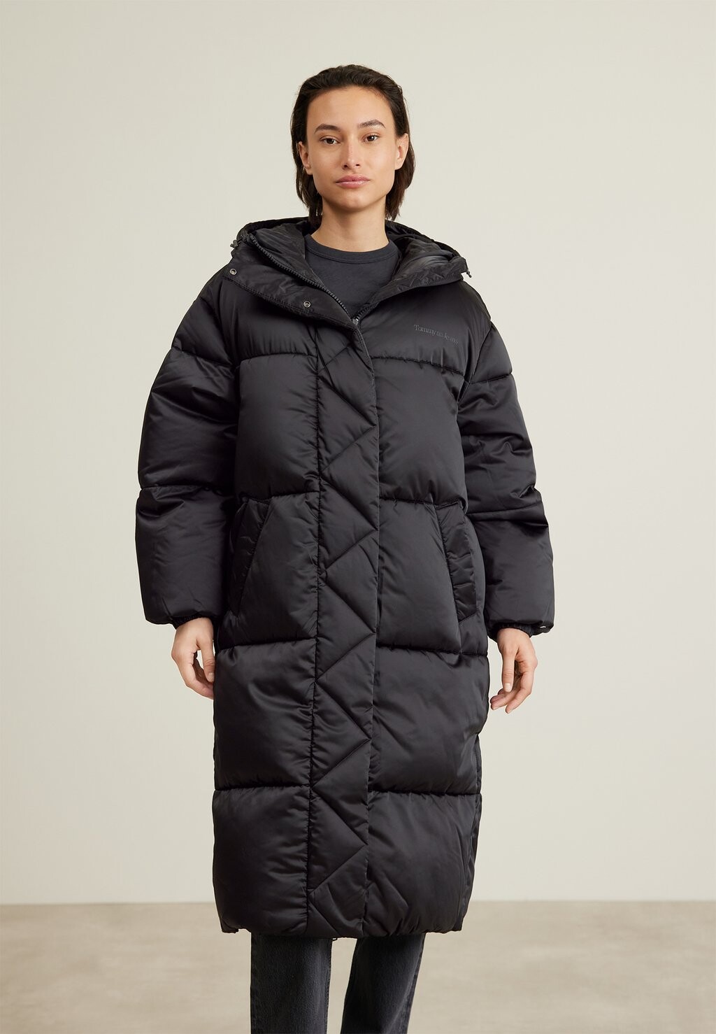 

Зимнее пальто Tommy Jeans ПУФФЕР, черный