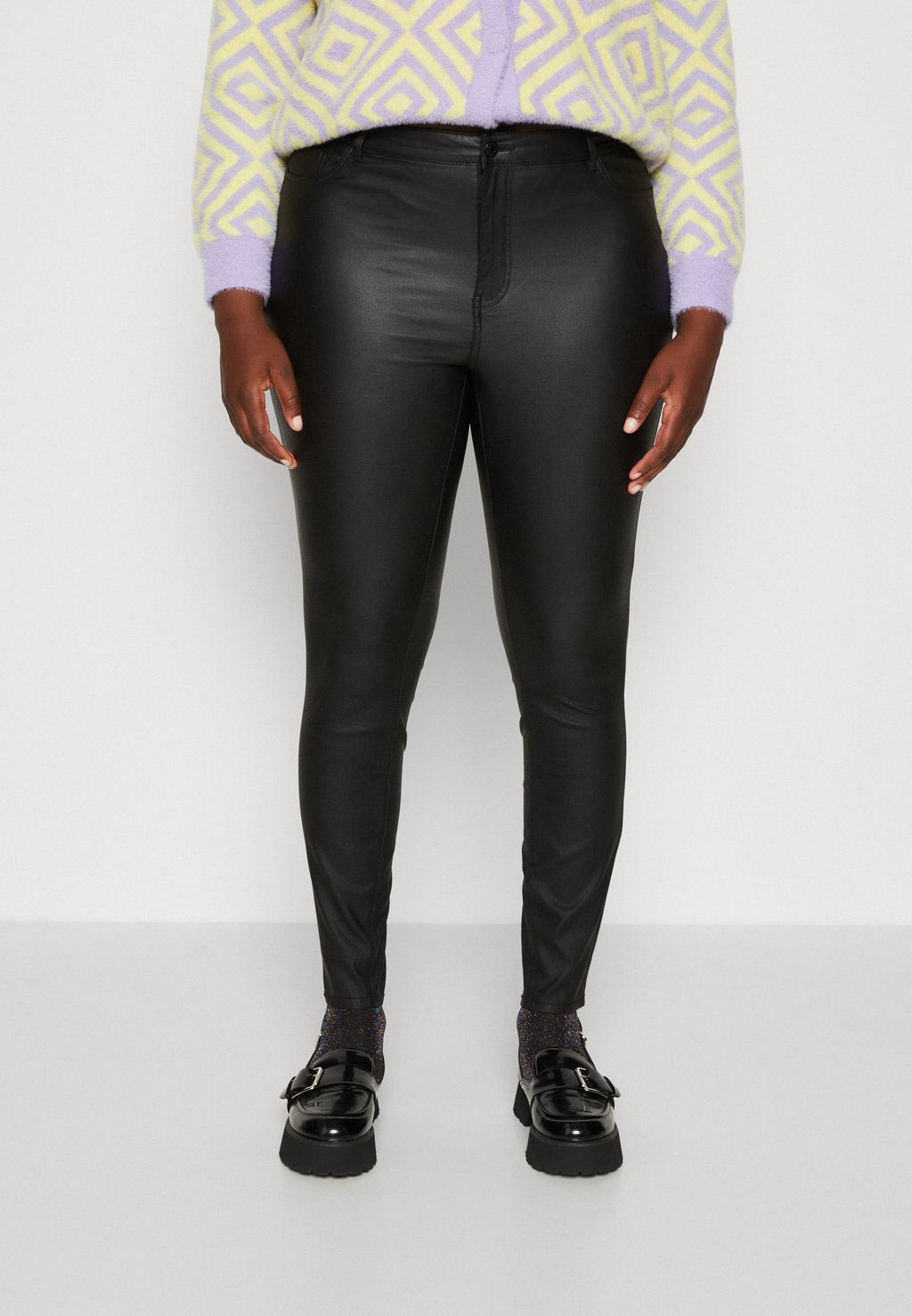 Брюки из ткани VMCSOPHIA Vero Moda Curve, черный брюки vero moda размер 27 черный