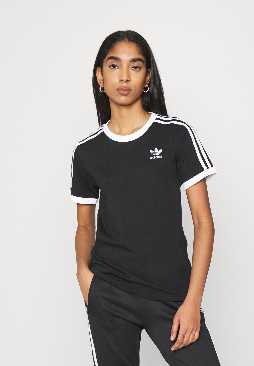 

Футболка с принтом adidas Originals, черный