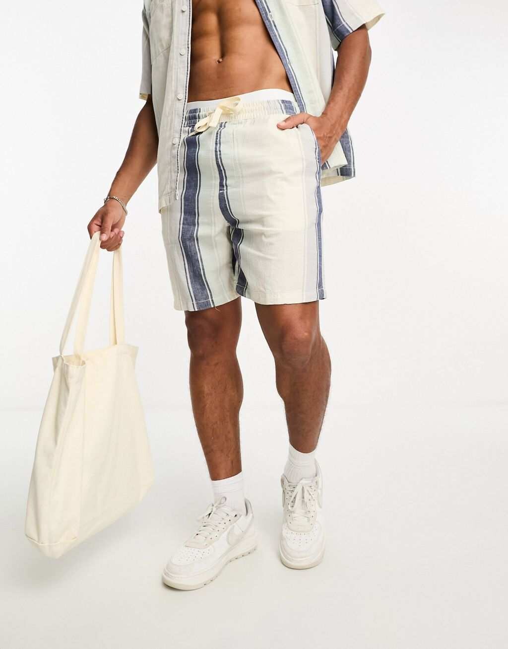 

Белые шорты в полоску Pull&Bear