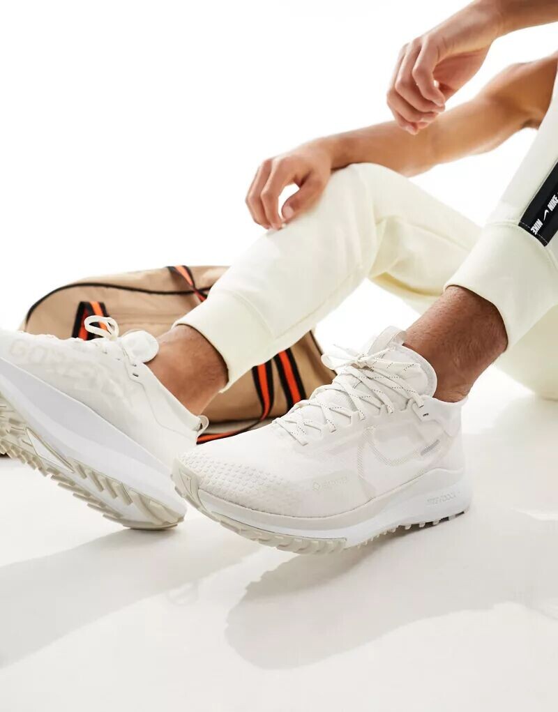 

Белые кроссовки Nike React Pegasus Trail 4