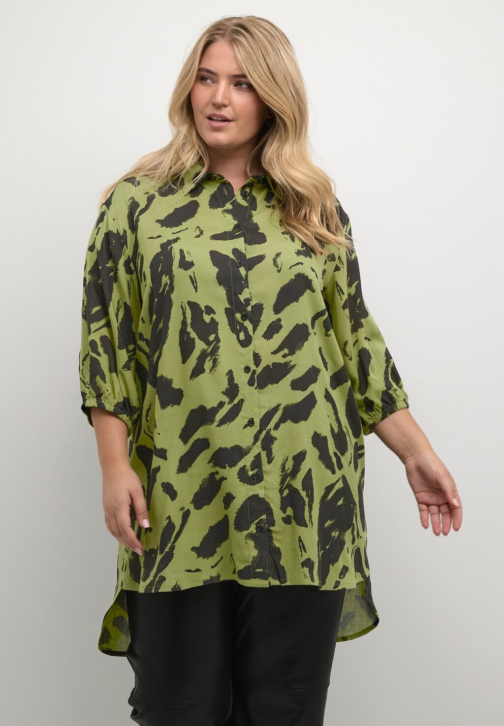 

Рубашка Kaffe Curve СОННА, цвет calla green black graphic