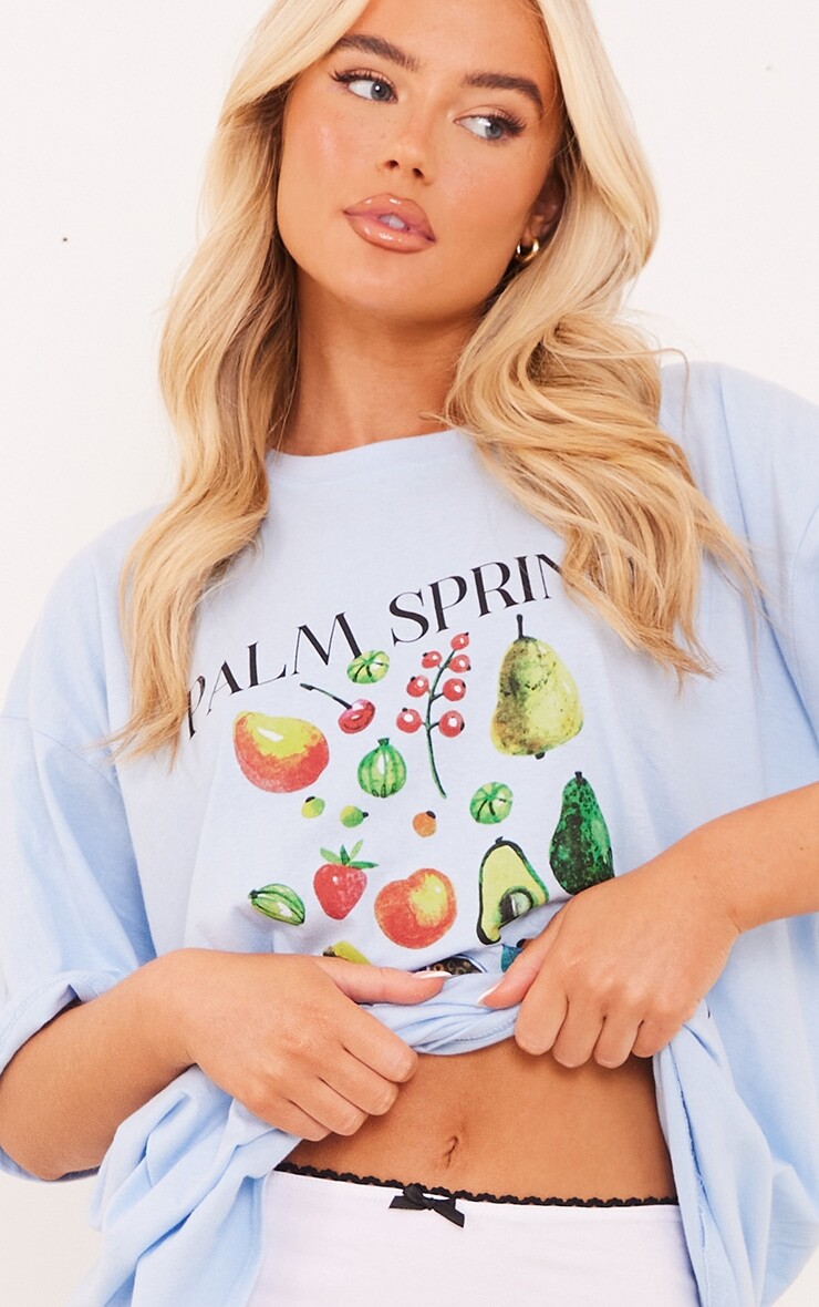 

PrettyLittleThing Голубая футболка с фруктовым принтом Palm Springs