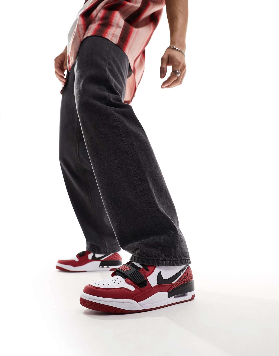 

Кроссовки Jordan Air Legacy 312 Low белого и спортивного красного цвета
