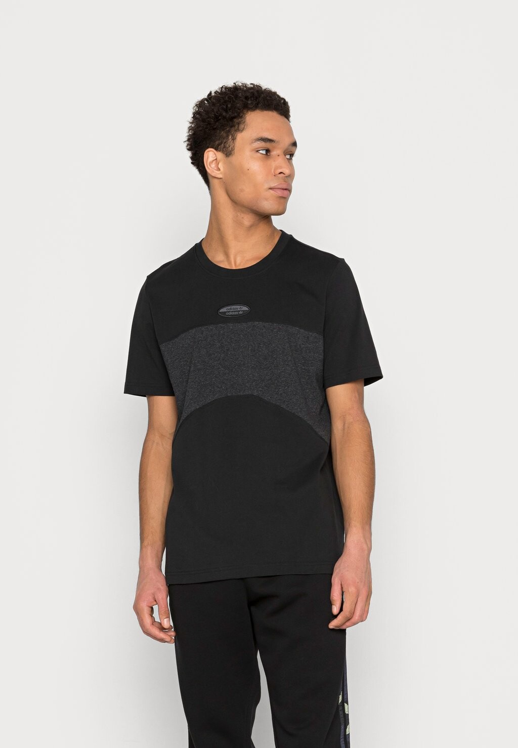 

Футболка с принтом adidas Originals, черный