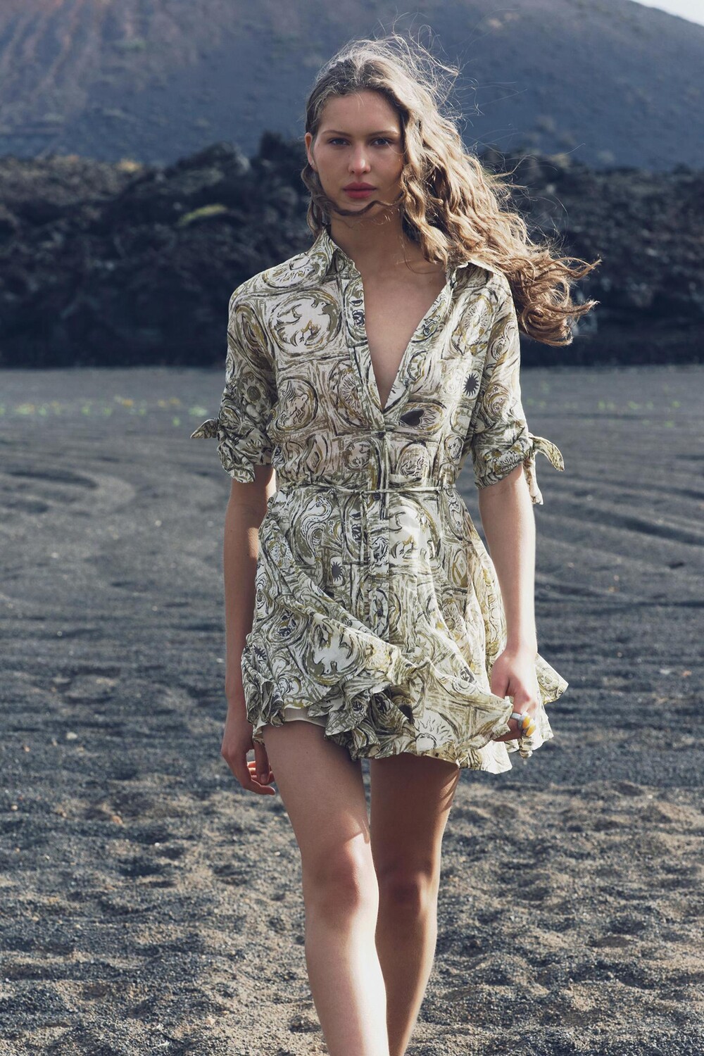 

Короткое платье с принтом ZARA, зеленый/экру