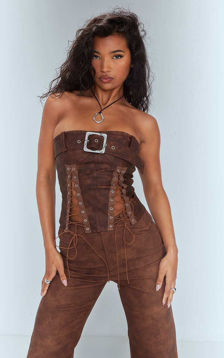 

PrettyLittleThing Коричневый длинный топ-бандо из искусственной кожи со шнуровкой и пряжкой