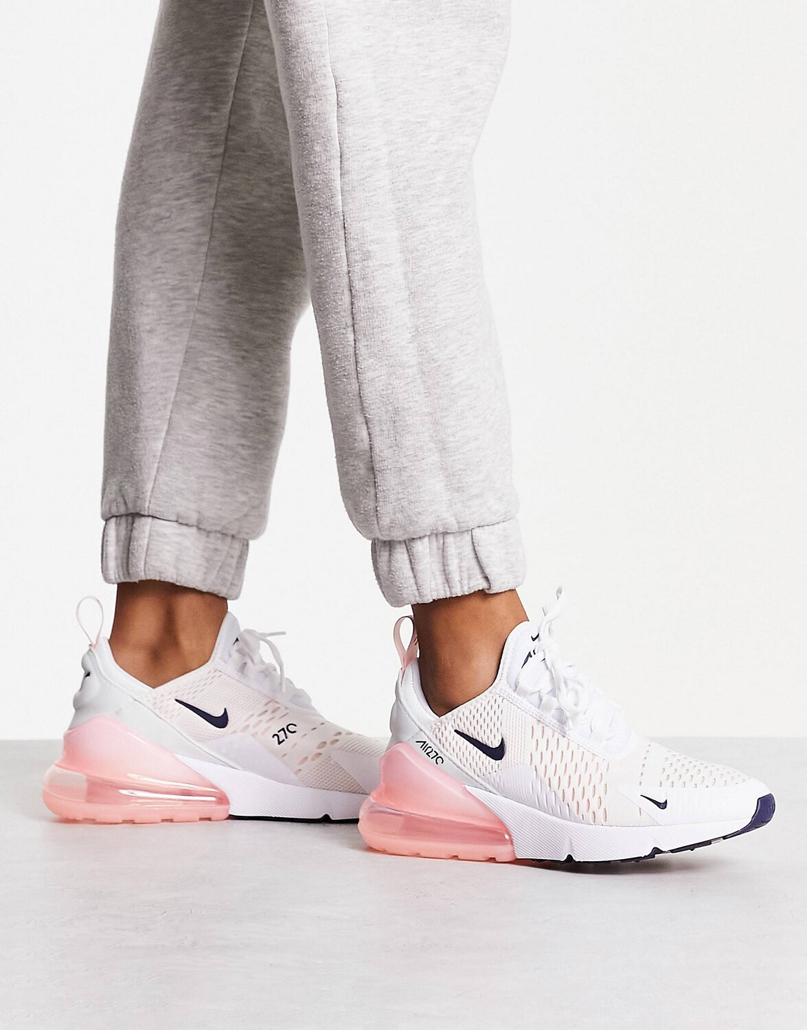 

Кроссовки Nike Air Max 270 белого и кораллового цвета