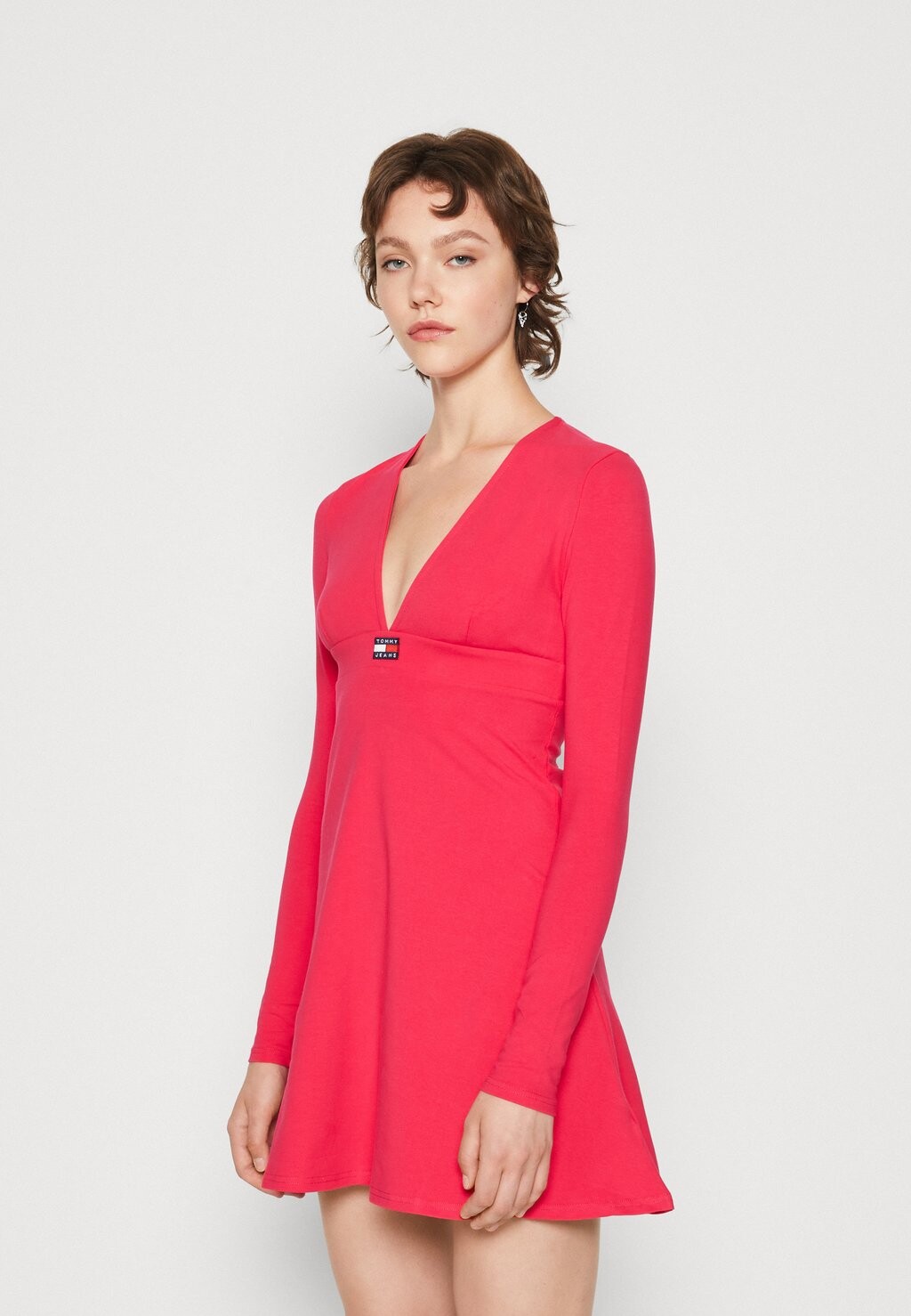 

Платье из джерси Tommy Jeans ПЛАТЬЕ FIT FLARE BADGE, цвет gypsy rose