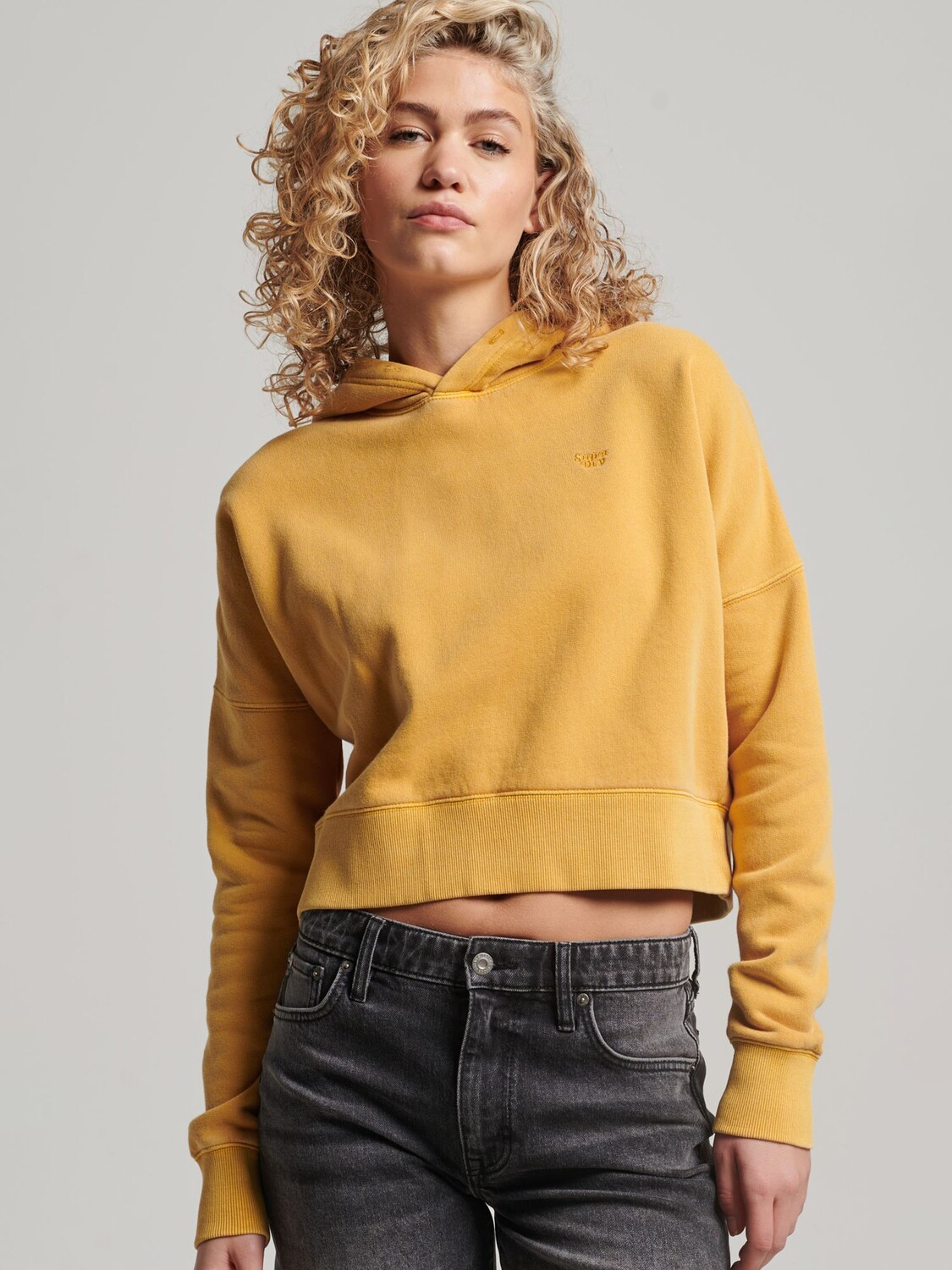

Укороченная толстовка с капюшоном Superdry Wash, цвет Nugget Gold