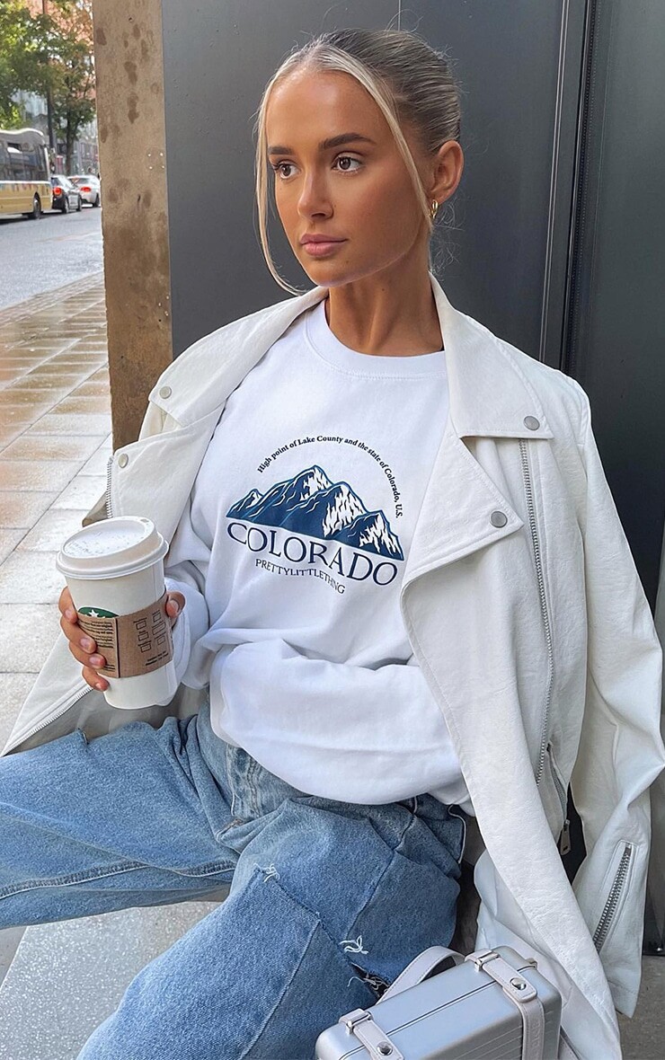 

PrettyLittleThing Белый свободный свитшот с принтом «Колорадо»