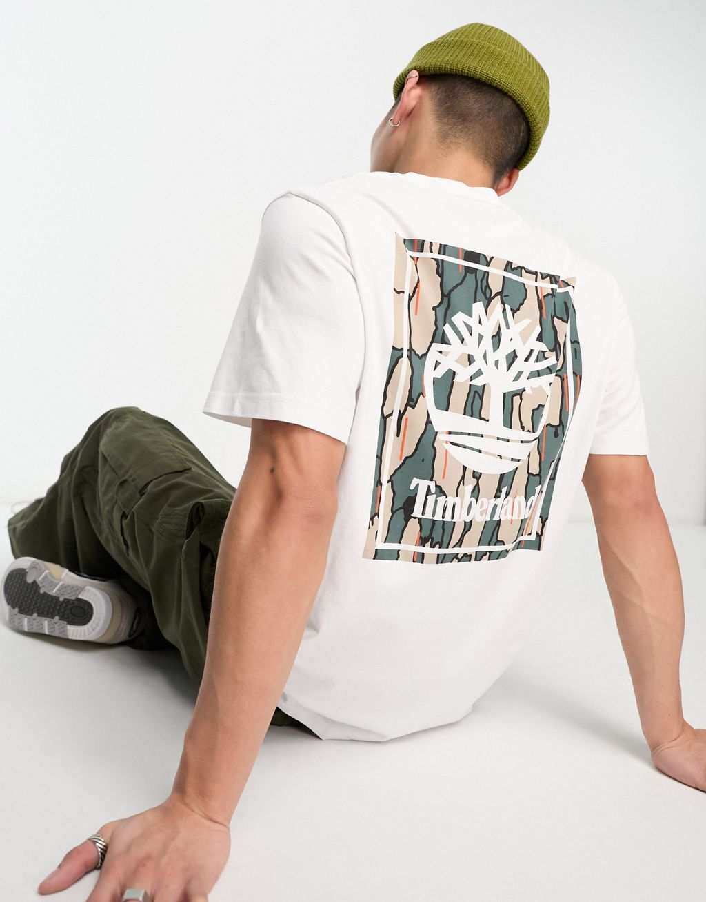 

Белая футболка с камуфляжным логотипом Timberland Front Stack