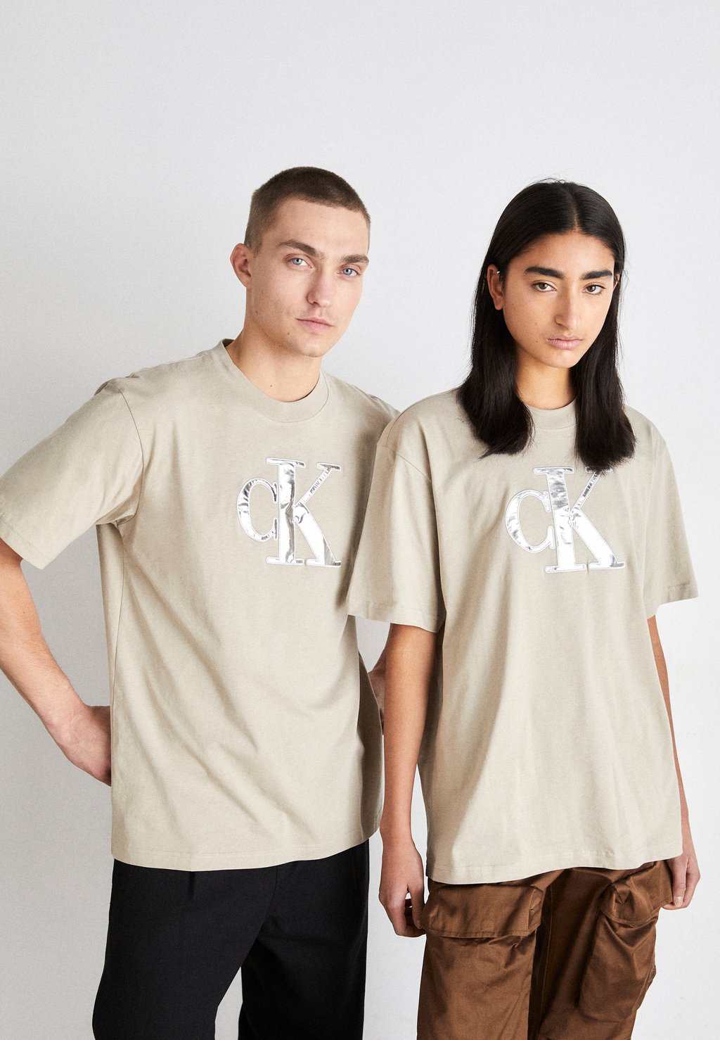 

Футболка с принтом Shiny Tee Unisex Calvin Klein Jeans, цвет plaza taupe