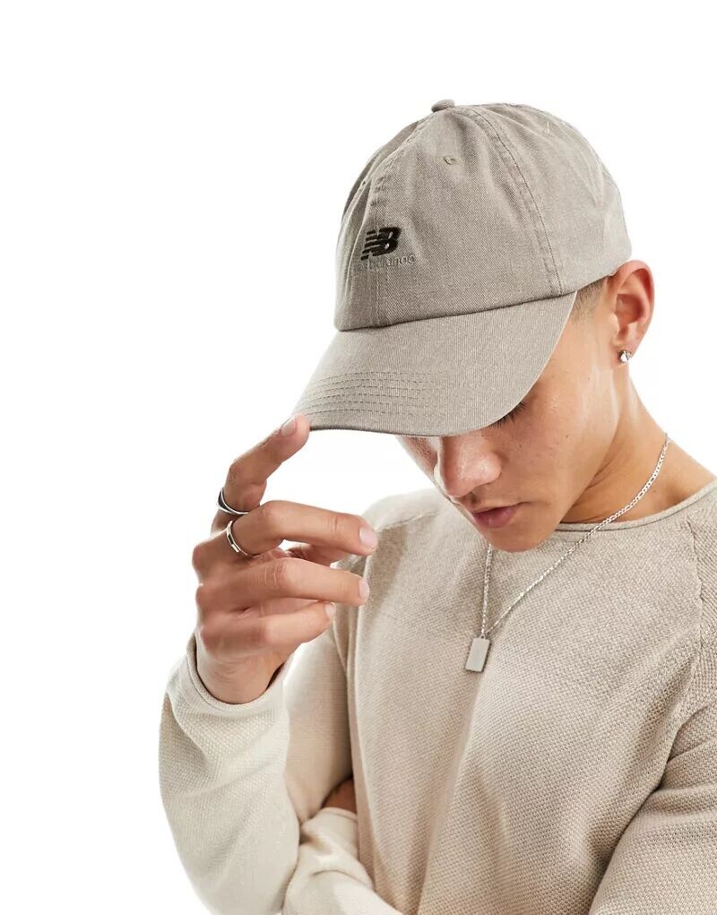 

Серо-бежевая кепка с логотипом New Balance