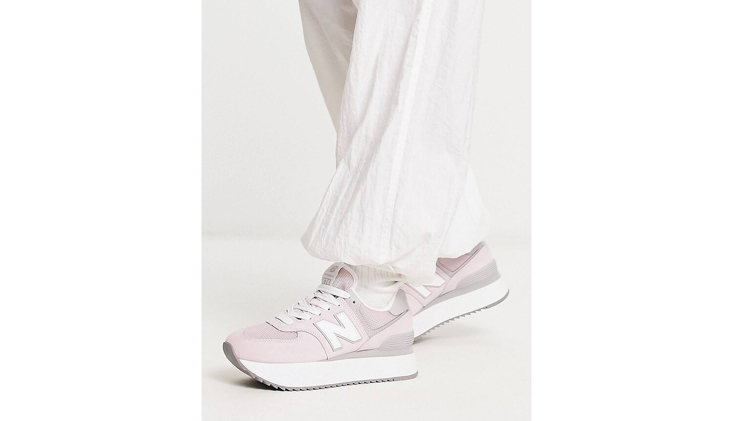 

Светло-розовые кроссовки New Balance 574+