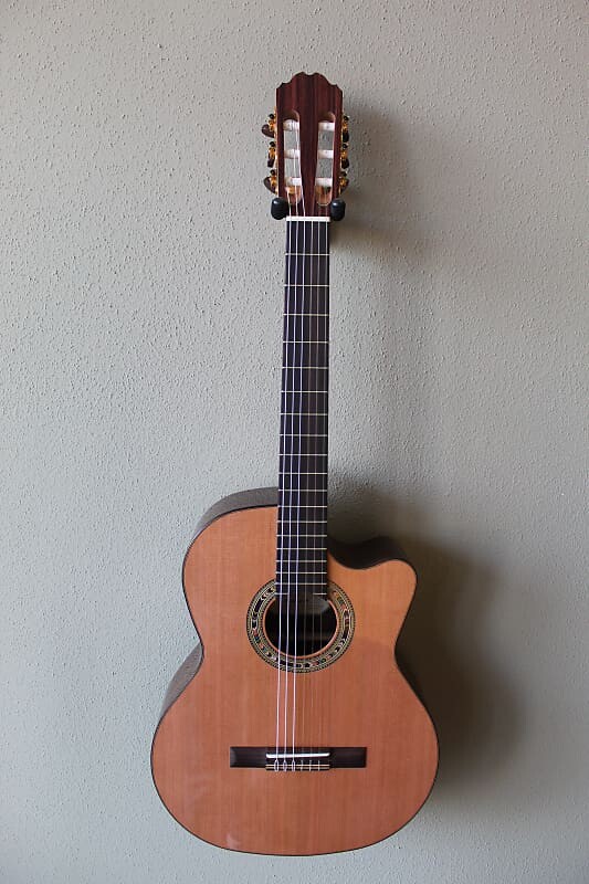 

Акустическая гитара Brand New Kremona Verea Acoustic/Electric Cutaway Classical Guitar with Deluxe Gig Bag