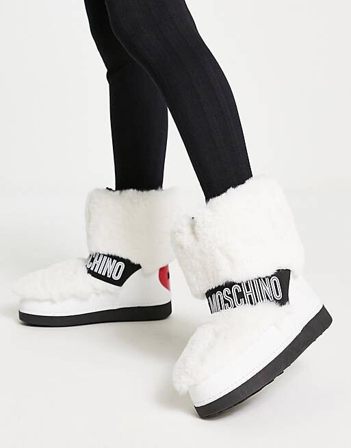 

Белые пушистые зимние ботинки Love Moschino