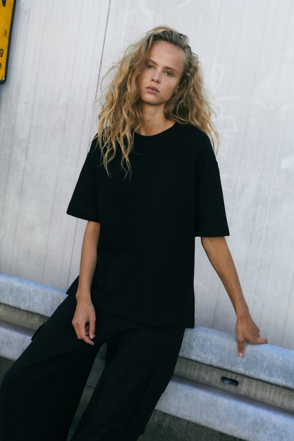 

Футболка оверсайз ZARA, черный