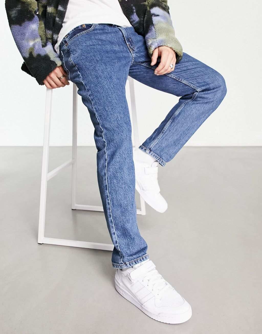 

Голубые зауженные джинсы Levi's 502