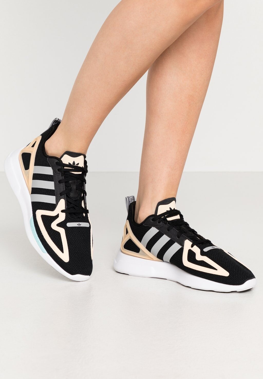 

Низкие кроссовки adidas Originals, черный