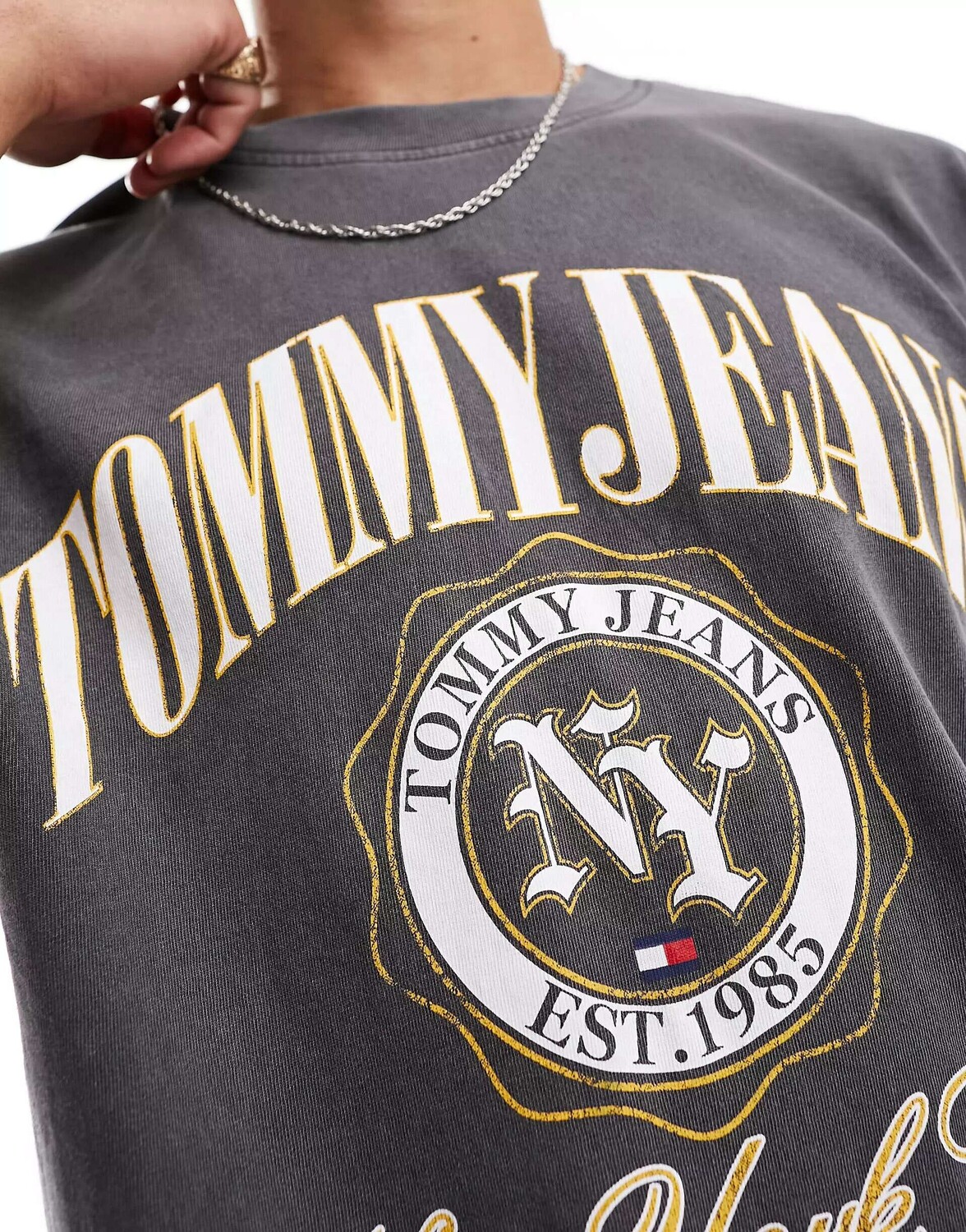 

Роскошная непринужденная футболка с логотипом университета Tommy Jeans