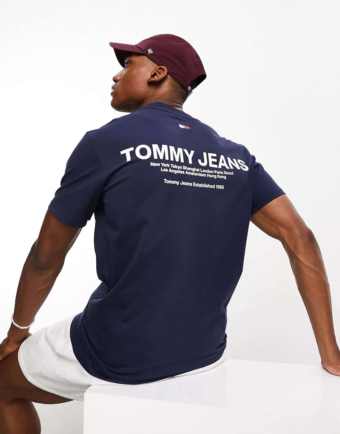 

Темно-синяя классическая футболка с линейным принтом на спине Tommy Jeans, Синий