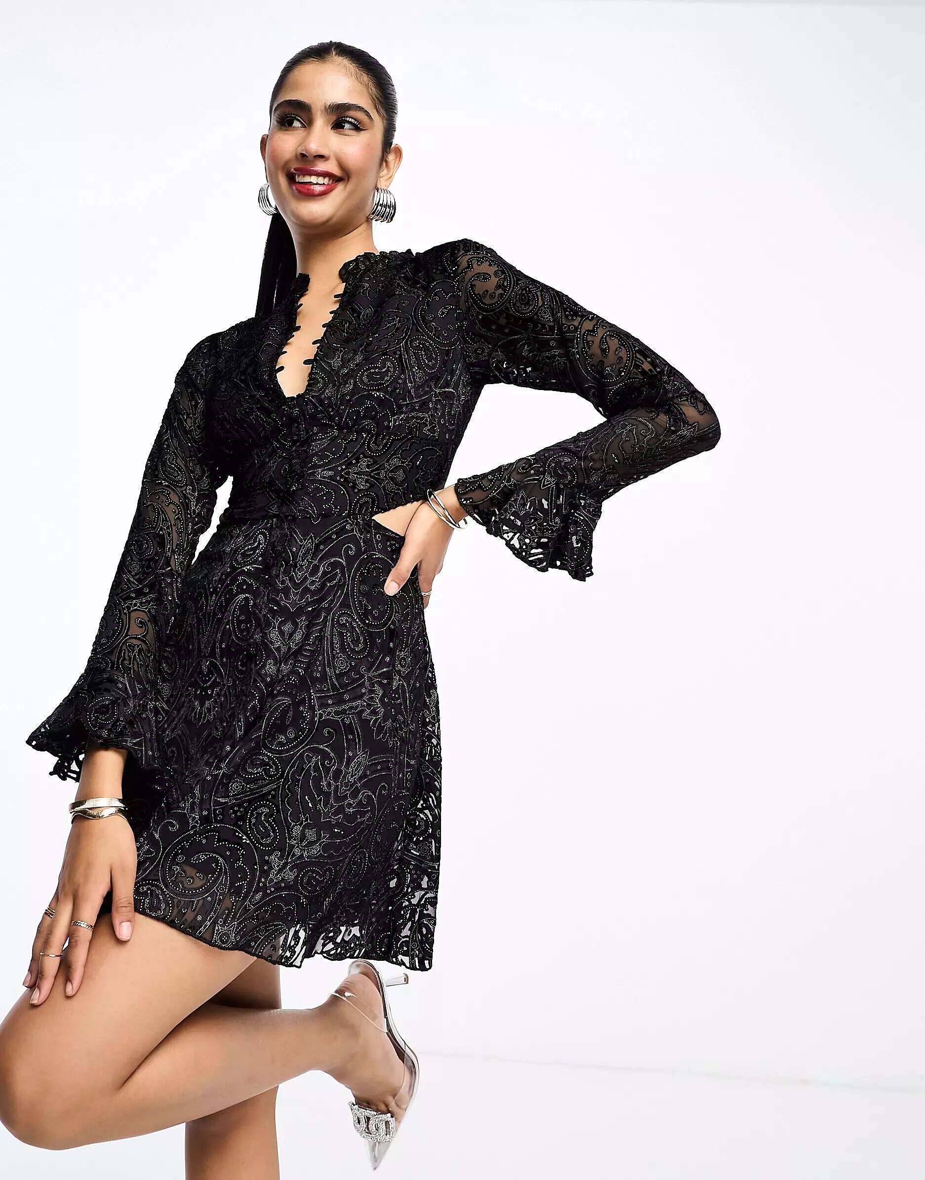цена Черное бархатное мини-платье с пуговицами ASOS