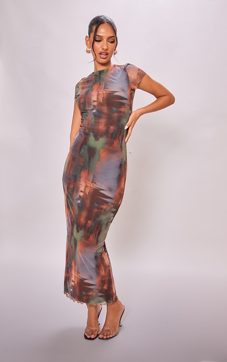 PrettyLittleThing Коричневое платье-макси с сетчатым подолом и подолом салата с абстрактным принтом