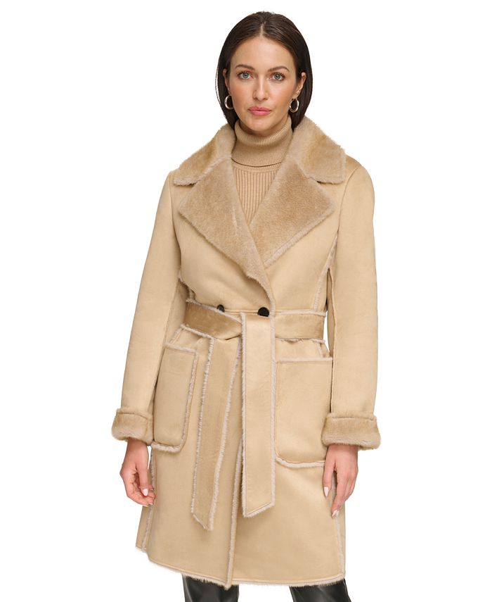 цена Женское пальто из искусственной дубленки с поясом и зубчатым воротником DKNY, тан/бежевый