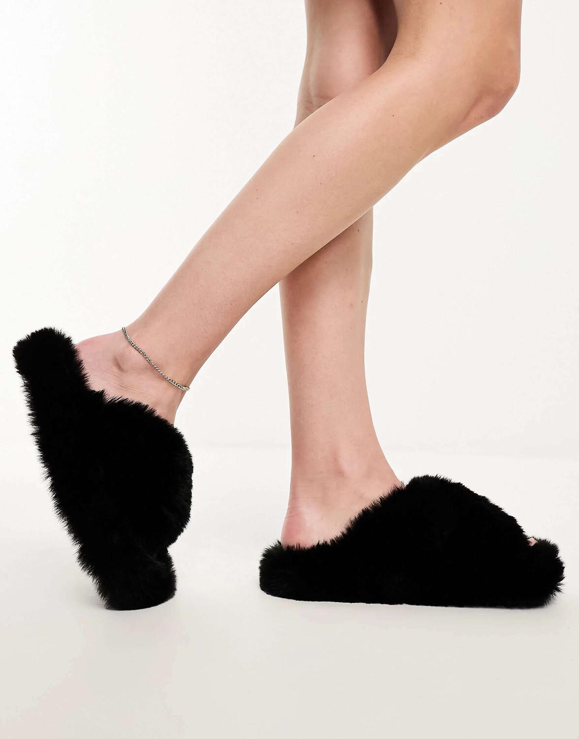 

Черные тапочки Simmi London Fuzzy с перекрестными ремешками Simmi Clothing