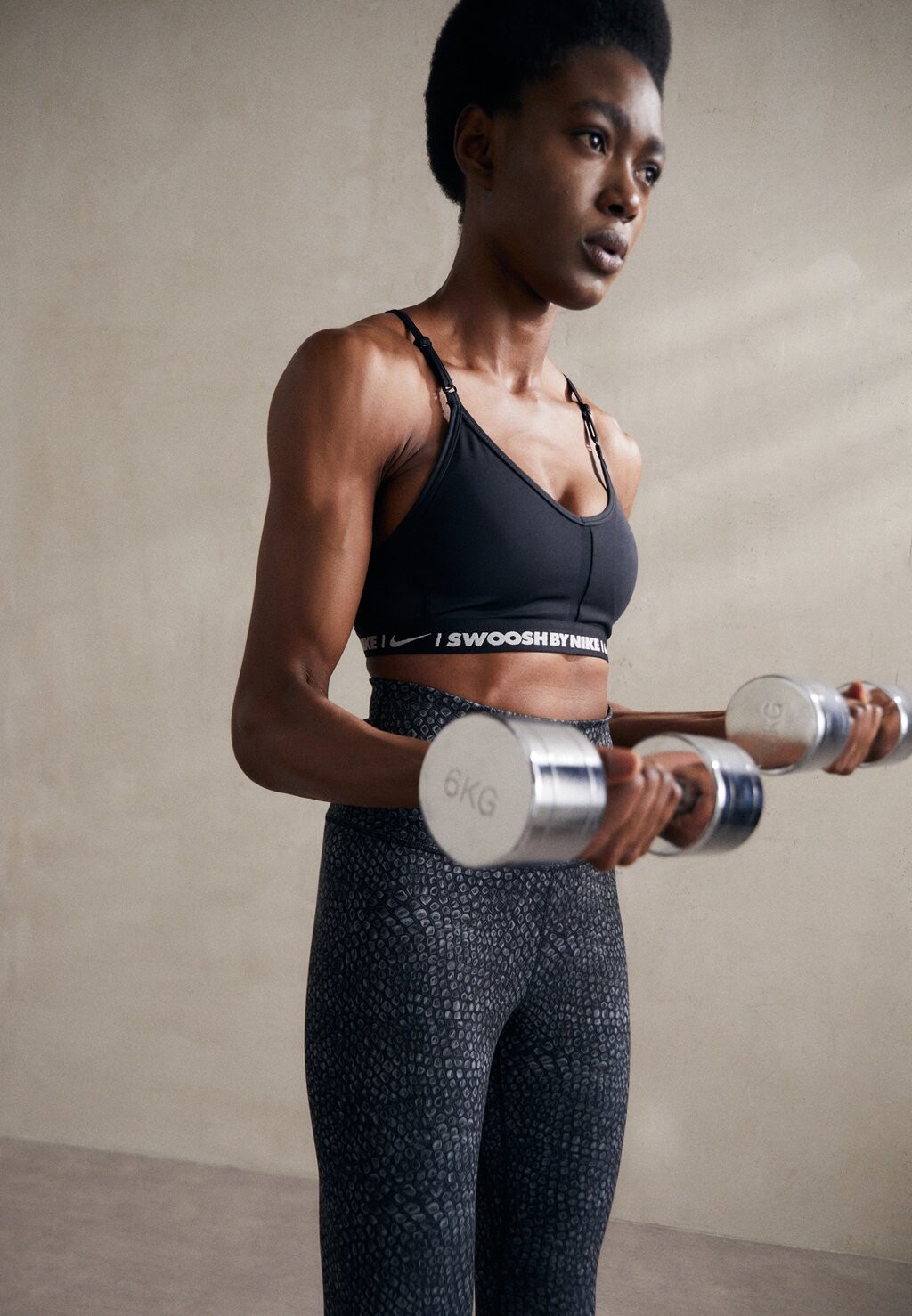 

Спортивный бюстгальтер с легкой поддержкой INDY BRA Nike, цвет black/sail
